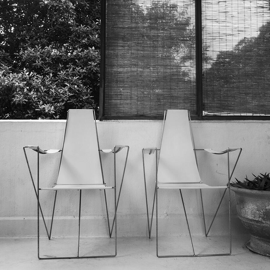 dayanita-singh-photograph-black-and-white-two-outdoor-chairs